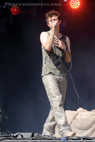 PERFUME GENIUS - 2022-08-27 - SAINT CLOUD - Domaine National - Scene de la Cascade - 